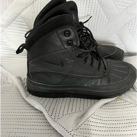Nike Shoes - EUC NIKE BOOTS SIZE 6.5